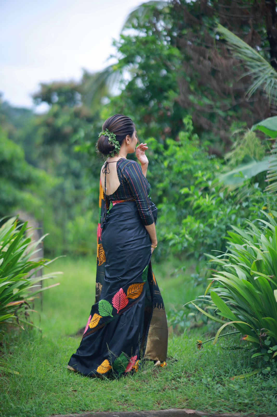 Luxury Lichi Silk Saree Highlighting Timeless Banarasi Art